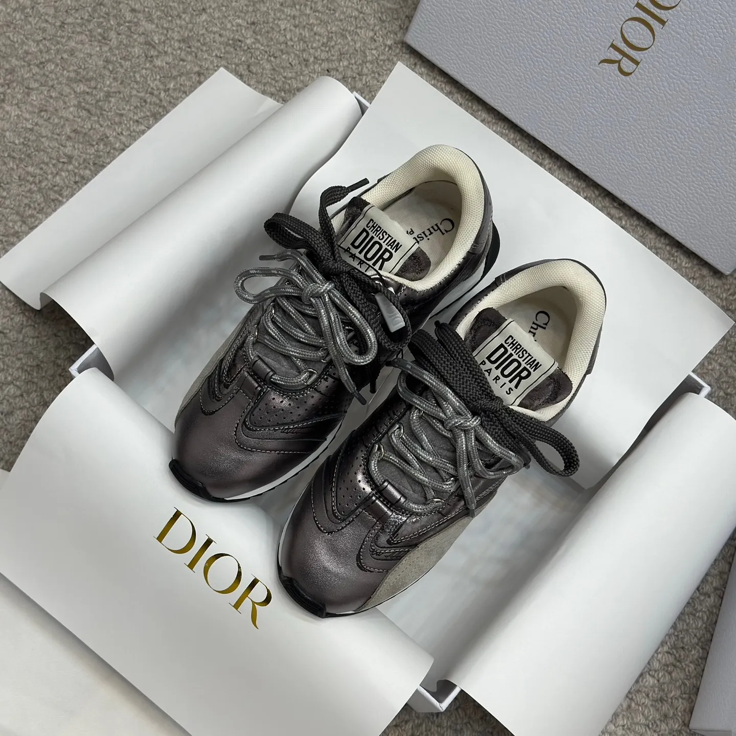 👟👟Ex-factory price 580👟👟 Original purchase and development 𝐂h𝐑𝐈𝐒𝐓𝐈𝐀𝐍 𝐃𝐈or This Dior Vibe Dior sneaker incorporates Dior's haute couture spirit and reinterprets the classic running shoes, moral training shoes. Forrest Gump shoes. Matched with Oblique Printed 3D printing technology reproduces the original fabric to create a contrasting modern style. The details are displayed with a 3D effect, and the iconic details of the logo decoration on the side and back are further embellished. It complements various casual or elegant items to create a modern look.  ✅The tongue is decorated with the Christian Dior PARIS Logo in 3 different colors and overlapping fabric lines. It is consistent with the original version. It is full of details. Welcome to compare and compare with the ordinary version on the market. ✅The original rubber TPU sole is decorated with the DIOR logo. The convex and concave rubber sole is decorated with the Christian Dior lucky star symbol. ✅Size: 35-40 (41 can be customized)